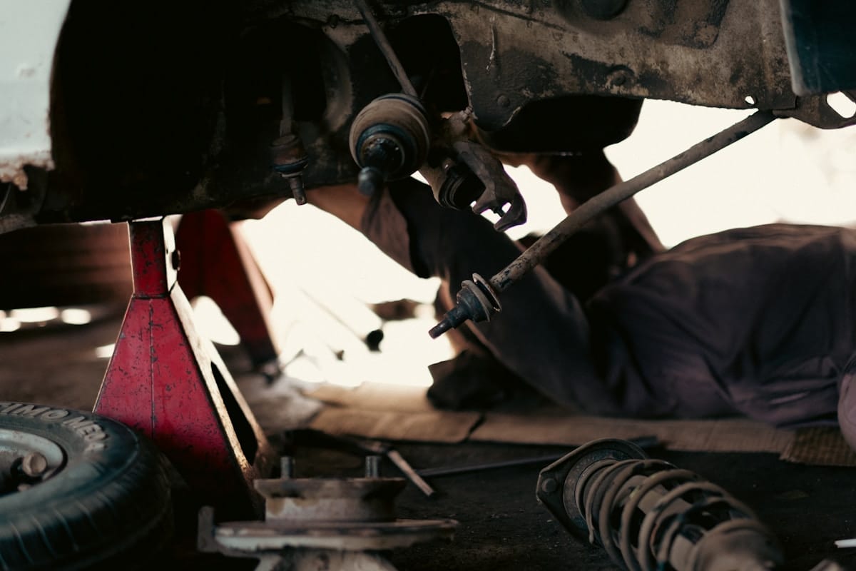 Suspensão sob o carro: amortecedores e terminais de direção.
